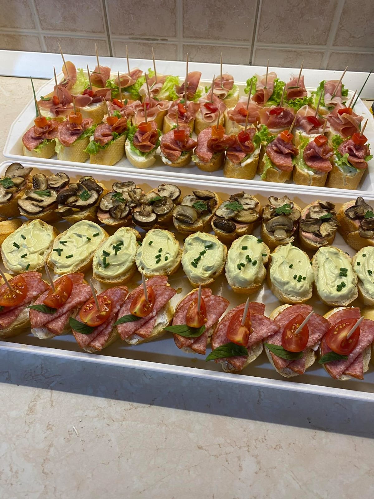 Slika kruha i narezaka za catering